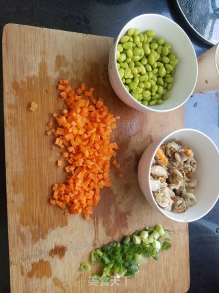 扇贝肉毛豆炒米的做法步骤：1