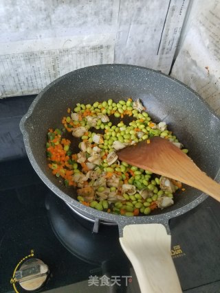 扇贝肉毛豆炒米的做法步骤：3