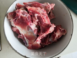 西红柿炖牛篦子骨的做法步骤：1