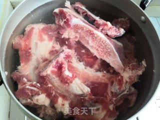 西红柿炖牛篦子骨的做法步骤：2
