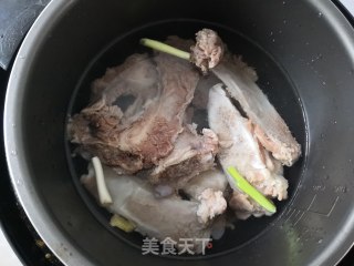 西红柿炖牛篦子骨的做法步骤：4