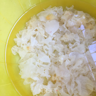 冰糖银耳甜桃冷饮的做法步骤：1
