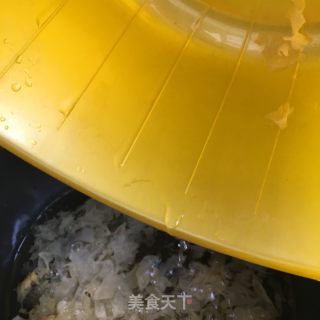 冰糖银耳甜桃冷饮的做法步骤：2