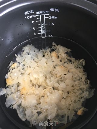 冰糖银耳甜桃冷饮的做法步骤：3