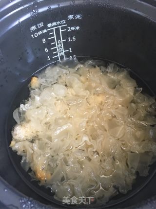 冰糖银耳甜桃冷饮的做法步骤：7