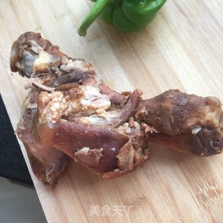 麻椒炒肘子肉的做法步骤：2