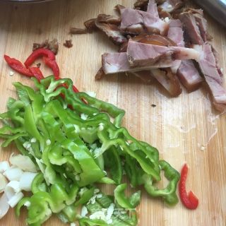 麻椒炒肘子肉的做法步骤：3