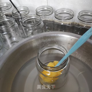 黄桃罐头????????的做法步骤：1