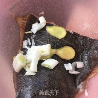 蒜子烧鲽鱼头的做法步骤：3