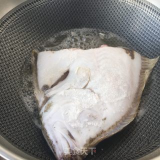 蒜子烧鲽鱼头的做法步骤：10