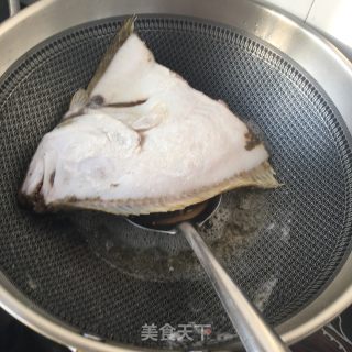 蒜子烧鲽鱼头的做法步骤：11