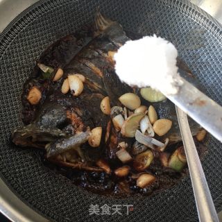 蒜子烧鲽鱼头的做法步骤：18
