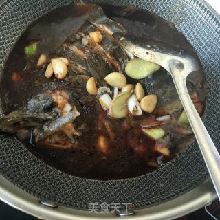蒜子烧鲽鱼头的做法步骤：19