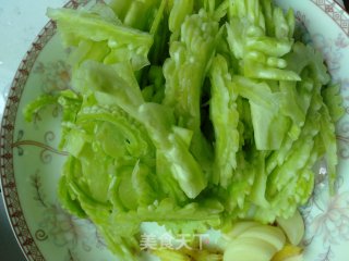 干煸苦瓜的做法步骤：2