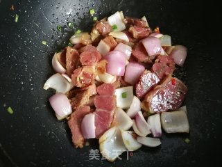 洋葱炒卤牛肉的做法步骤：7