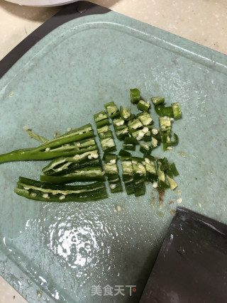 腊肉丁炒三色豆的做法步骤：1