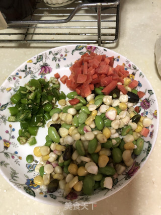 腊肉丁炒三色豆的做法步骤：2