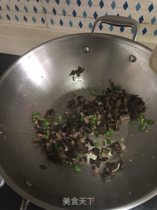 腊肉丁炒三色豆的做法步骤：5