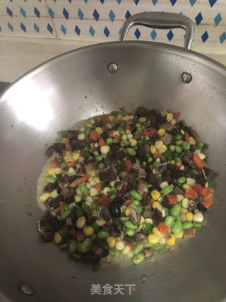 腊肉丁炒三色豆的做法步骤：6