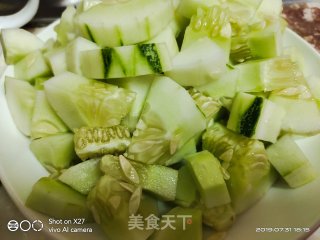 肉末炒老黄瓜丁的做法步骤：1