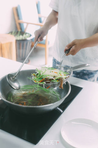 翡翠银芽炒辽参的做法步骤：5