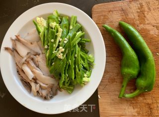 新疆辣椒炒鲍鱼的做法步骤：2