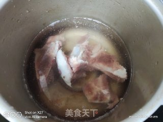 排骨丝瓜汤的做法步骤：1