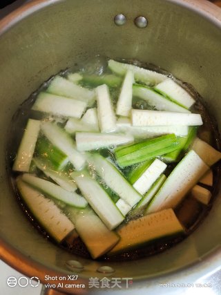 排骨丝瓜汤的做法步骤：4
