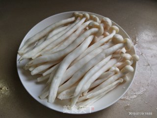 清炒海鲜菇的做法步骤：1