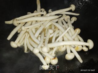 清炒海鲜菇的做法步骤：2