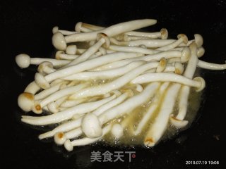清炒海鲜菇的做法步骤：3
