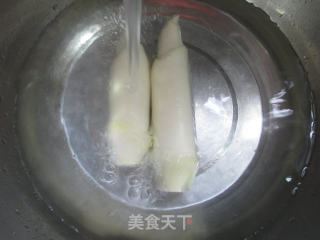 开洋青椒炒茭白的做法步骤：2
