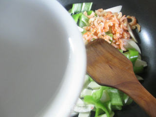 开洋青椒炒茭白的做法步骤：5