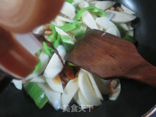 开洋青椒炒茭白的做法步骤：7