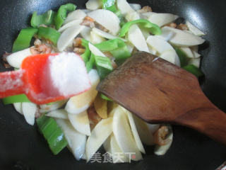 开洋青椒炒茭白的做法步骤：8