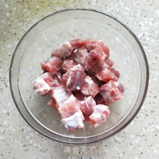 香菇榨菜蒸排骨的做法步骤：1