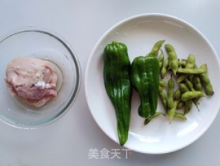 毛豆青椒炒肉丝的做法步骤：1