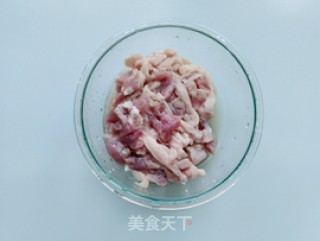 毛豆青椒炒肉丝的做法步骤：2