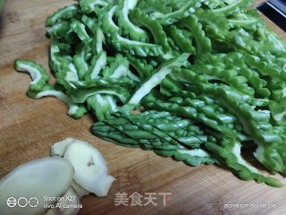 苦瓜焖鸭肉的做法步骤：1