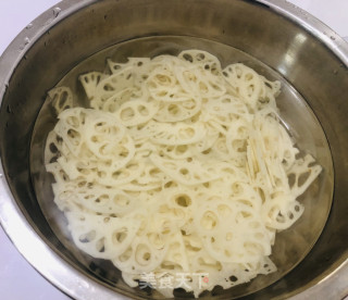 青椒藕片的做法步骤：1