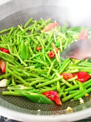 鸡蛋炒空心菜梗的做法步骤：5