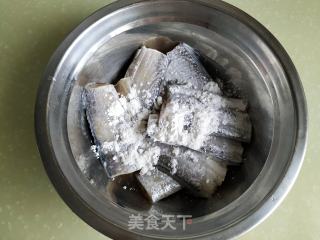 红烧带鱼的做法步骤：2