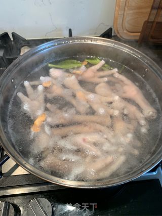 药膳鸡爪汤的做法步骤：1