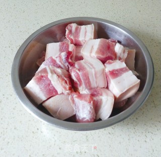 红烧肉(不加一滴油)的做法步骤：1