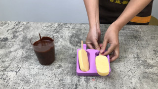 在家轻松自制，火爆网络的梦龙脆皮雪糕的做法步骤：12