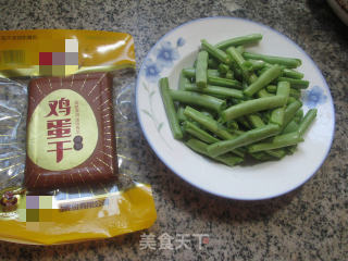 鸡蛋干炒梅豆的做法步骤：1