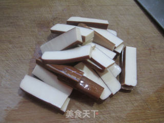 鸡蛋干炒梅豆的做法步骤：2