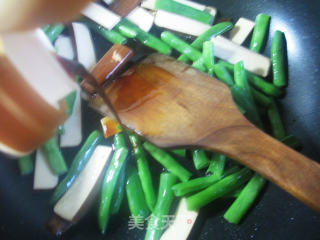 鸡蛋干炒梅豆的做法步骤：5