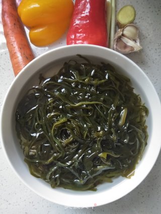 彩椒拌海带的做法步骤：2