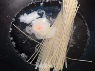 豆米鸡蛋汤面的做法步骤：3